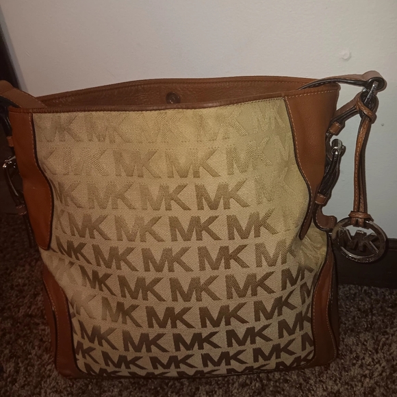 Michael Kors handbag pre loved - Picture 2 of 5